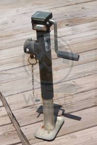 lot 213 image: CURT TRAILER JACK PIPE MOUNT SWIVEL JACK WITH FOOT PLATE