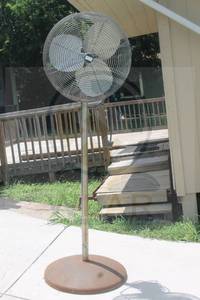 lot 218 image: AIR CIRCULATOR MOTOR FAN&nbsp 74 TALL MODEL 6K410