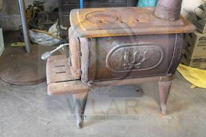 lot 249 image: VINTAGE LOGWOOD 2421 WOOD BURNING STOVE WITH STOVE PIPESTACK