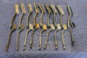 lot 265 image: LOT OF 18 PLASTIC HANDLE WIRE BRUSHES 7 TO 9
