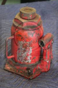 lot 281 image: VINTAGE HYDRAULIC BOTTLE JACK