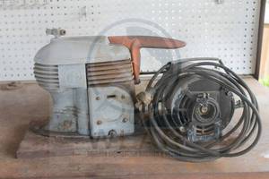 lot 289 image: VINTAGE PAINTING AIR COMPRESSOR