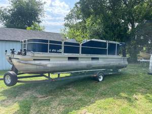 lot 234 image: 1986 BASS TRACKER 20FT PONTOON BOAT WITH 1995 EVINRUDE 90HP OUTBOARD MOTOR MOTOR AND VESSEL TEXAS CERTIFICATE OF TITLE SMALL PIN SIZE HOLE IN ONE PONTOON CLICK PIC TO WATCH VIDEO AND READ VEHICLE DISCLAIMER