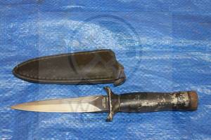 lot 25 image: EXPLORER NIGHT RAIDER 440 STAINLESS STEEL 21-047 DAGGER KNIFE WITH LEATHER SHEATH&nbsp