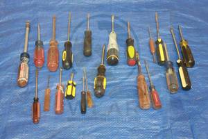 lot 53 image: TOTAL OF 21 VARIOUS BRAND SIZE FLAT HEAD SCREW DRIVERS&nbsp