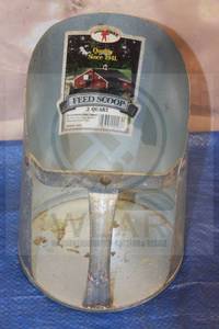 lot 67 image: LITTLE GIANT 3QT FEED SCOOP 9203