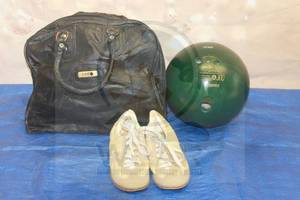 lot 163 image: COLUMBIA 300 BOWLING BALL 2S16952 WKYDE BOWLING SHOES AND BAG