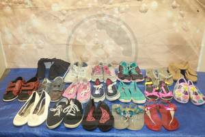 lot 175 image: LOT OF 18 PAIR ASSORTED SIZE AND BRAND LITTLE GIRLS SHOES SEE PICS