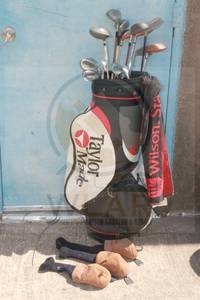 lot 206 image: 16 ASSORTED BRAND GOLF CLUBS, BALLS AND TEES WITH TAYLOR MADE GOLF BAG