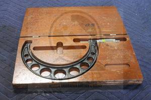lot 216 image: BROWN &amp SHARPE OUTSIDE MICROMETER 6-7 IN ORIGINAL WOOD STORAGE CASE NO. 2555243&nbsp