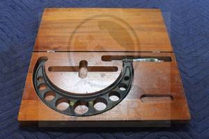 lot 217 image: BROWN &amp SHARPE OUTSIDE MICROMETER CALIPER 6-7 IN ORIGINAL&nbsp WOOD STORAGE CASE&nbsp