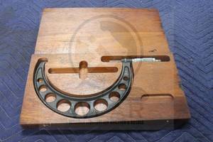 lot 229 image: BROWN &amp SHARPE OUTSIDE MICROMETER&nbsp 6-7 CALIPER 2555243 , IN ORIGINAL WOOD STORAGE CASE&nbsp