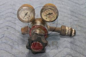 lot 15 image: LINCOLN ELECTRIC MAGNUM DUAL GAUGE REGULATOR INERT COMPRESSED GAS REGULATOR PRESSURE GAUGE&nbsp ,MODEL LIC-7901  SEE PICS&nbsp