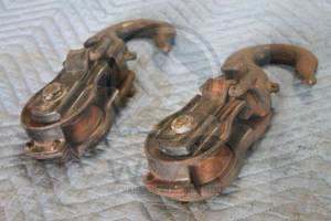 lot 38 image: TOTAL OF 2 HEAVY DUTY INDUSTRIAL DOUBLE WHEEL PULLEY WITH SWIVEL HOOK BLOCK AND TACKLE&nbsp