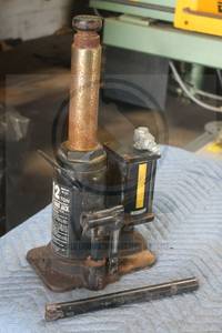 lot 60 image: HYDRAULIC 12-TON HAND JACK 18122