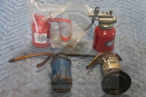 lot 67 image: TOTAL OF 4 VINTAGE PISTON PUMP OILERS  SEE PICS&nbsp