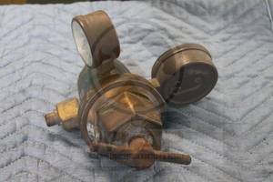 lot 80 image: U.C AND C-CORP OXYWELD TYPE R-64 GAS WELDING REGULATOR WITH DUAL USG GAUGES  SEE PICS&nbsp