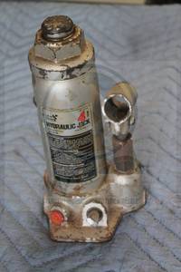 lot 93 image: SEARS 4 TON HYDRAULIC JACK 214.12140&nbsp