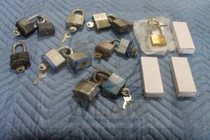 lot 99 image: TOTAL OF 16 ASSORTED BRAND LOCK PADLOCKS&nbsp WITH KEYS  SEE PICS&nbsp