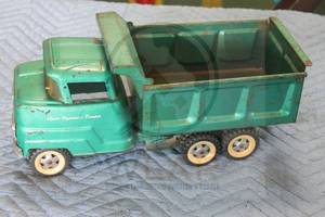 lot 117 image: VINTAGE&nbsp 1950S&nbsp GREEN STRUCTO&nbsp HYDRAULIC TANDEM AXLE DUMPSTER TRUCK&nbsp 15 L  SEE PICS&nbsp