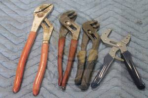 lot 122 image: TOTAL OF 4 VARIOUS BRAND SIZE SLIP JOINT&nbsp CHANNEL LOCK GRIP PLIERS  SEE PICS&nbsp