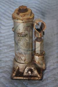 lot 20 image: LARIN HYDRAULIC 2-TON BOTTLE JACK BJ-2&nbsp