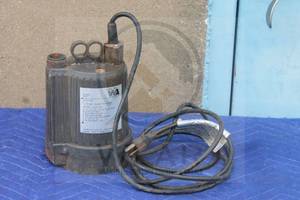 lot 52 image: WATER ACE PUMP PORTABLE 16 HP SUBMERSIBLE UTILITY PUMP MODEL R6S