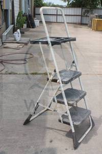 lot 61 image: COSCO COMMERCIAL 3-STEP LADDER WITH LIFT TRAY , 11-740-WBG , 64H&nbsp