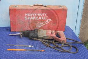 lot 82 image: MILWAUKEE HEAVY DUTY SUPER SAWZALL RECIPROCATING SAW&nbsp &nbspWITH 3- BLADES IN MILWAUKEE&nbsp STORAGE CASE&nbsp
