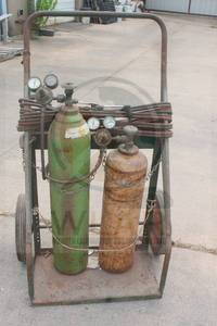 lot 84 image: PORTABLE OXY-ACETYLENE WELDING TORCH KIT - TWO GAS CYLINDERS , ATTACHED&nbsp VICTOR NATIONAL DUAL CYLINDER REGULATORS , HOSES , CUTTING TORCH ON HARPER&nbsp TRUCKS INC MOBILE CART  SEE PICS&nbsp