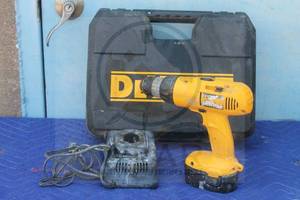 lot 102 image: DEWALT 38 VSR CORDLESS&nbsp DW954 ADJUSTABLE CLUTCH DRILL DRIVER WITH BATTERY  CHARGING STAND AND DEWALT STORAGE CASE&nbsp