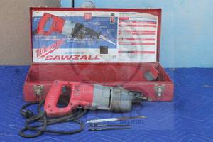 lot 103 image: MILWAUKEE HEAVY DUTY SAWZALL 6509 WITH 3- BLADES &amp MILWAUKEE STORAGE CASE&nbsp