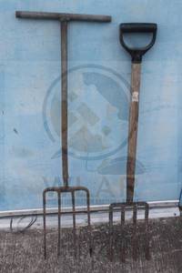 lot 111 image: TOTAL OF 2 VARIATIONS OF GARDEN FORKS&nbsp