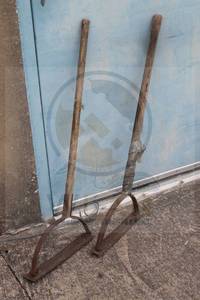lot 116 image: TOTAL OF 2 WOOD HANDLE SLING BLADES&nbsp