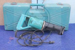 lot 123 image: MAKITA JR3000V RECIPROCATING SAW WITH STORAGE CASE&nbsp
