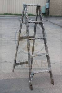 lot 129 image: WOODEN 5FT LADDER WITH TRAY&nbsp