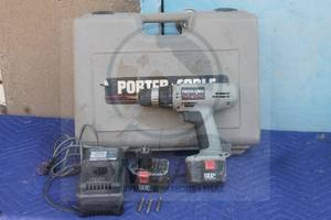 lot 132 image: PORTER- CABLE PROFESSIONAL POWER TOOL 862 DRILL DRIVER&nbsp 862 WITH 2- BATTERIES 8620  DRILL BITS  STANDING CHARGER 8621&nbsp AND STORAGE CASE&nbsp