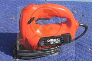 lot 145 image: BLACK &amp DECKER JS500 ELECTRIC JIGSAW WITH BLADES  SEE PICS