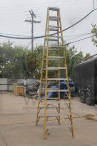 lot 152 image: COLUMBIA LADDERS MF200 SERIES MODEL MF2012 FIBERGLASS STEP LADDER&nbsp