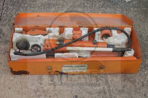 lot 160 image: CENTRAL HYDRAULICS 44900 PORTABLE 10 TON PULLER IN CASE