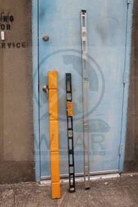 lot 165 image: 2 JOHNSON HEAVY DUTY ALUMINUM LEVELS 48 (3848) AND 72 (1472) ONE WITH STORAGE CASE