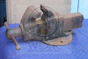 lot 213 image: VERY LARGE AMERICAN READ SEAL MACHINIST 4 VISE&nbsp  SEE PICS&nbsp