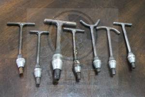 lot 83 image: TOTAL OF 7 T-HANDLE SOCKET WRENCHES&nbsp