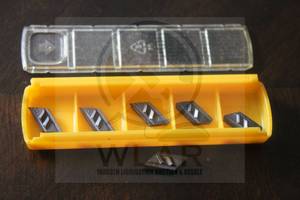 lot 103 image: KENNAMETAL KC5010 TURNING CARBIDE 6PC MILLING&nbsp INSERTS IN CASE  SEE PICS&nbsp