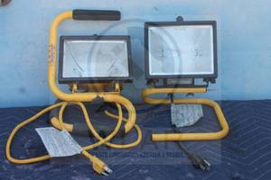 lot 57 image: TOTAL OF 2 PORTABLE WORK LIGHTS , 7FA5 &amp THE DESIGNER EDGE L33