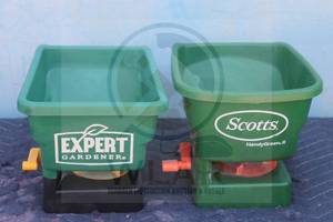 lot 60 image: TOTAL OF 2 HANDHELD SPREADERS -SCOTTS HANDY GREEN II  EXPERT GARDENER&nbsp