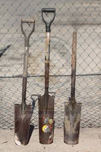 lot 69 image: TOTAL OF 3&nbsp WOOD HANDLE SPADE SHOVELS  SEE PICS&nbsp