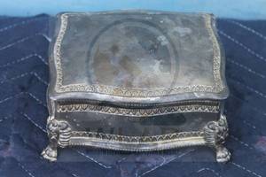 lot 77 image: VINTAGE SILVER PLATED JEWELRY TRINKET BOX WITH LION HEAD CLAW LEGS , 5 X 3H&nbsp