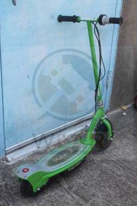 lot 81 image: RAZOR&nbsp E150 ELECTRIC GREEN SCOOTER  NEED POWER SUPPLY CORD&nbsp