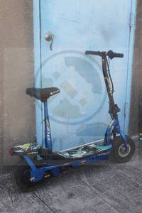 lot 82 image: EZIP 400 BLUE ELECTRIC SCOOTER  NEED POWER SUPPLY CORD&nbsp